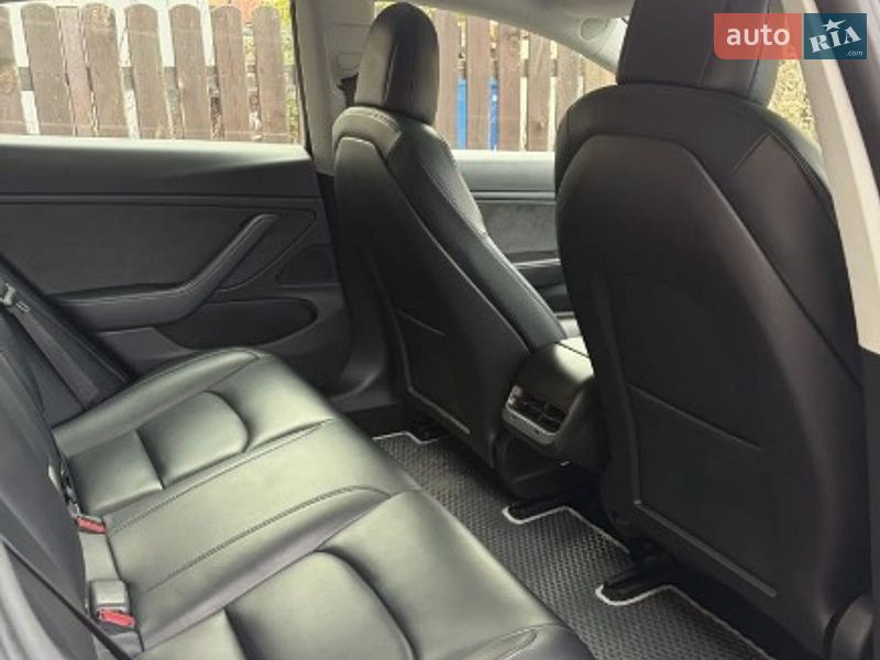 Седан Tesla Model 3 2019 в Львове