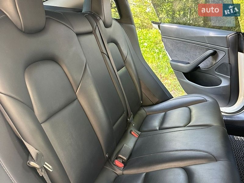 Седан Tesla Model 3 2020 в Ніжині