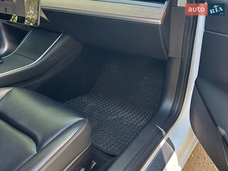 Седан Tesla Model 3 2020 в Ніжині