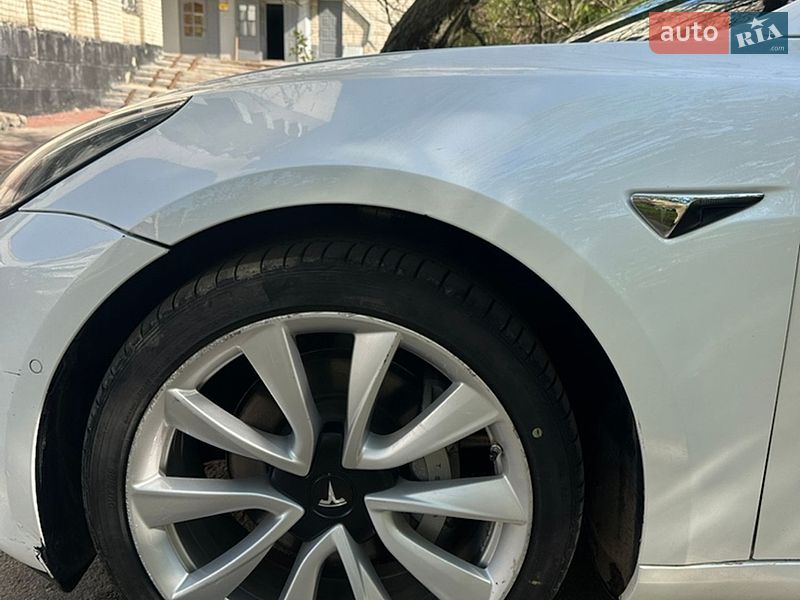 Седан Tesla Model 3 2020 в Ніжині