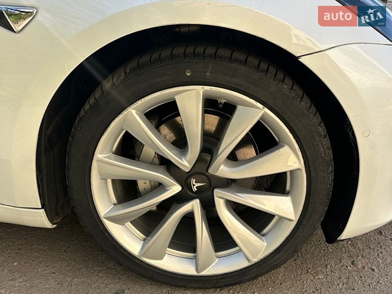 Седан Tesla Model 3 2020 в Ніжині