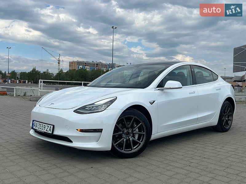 Седан Tesla Model 3 2020 в Львові