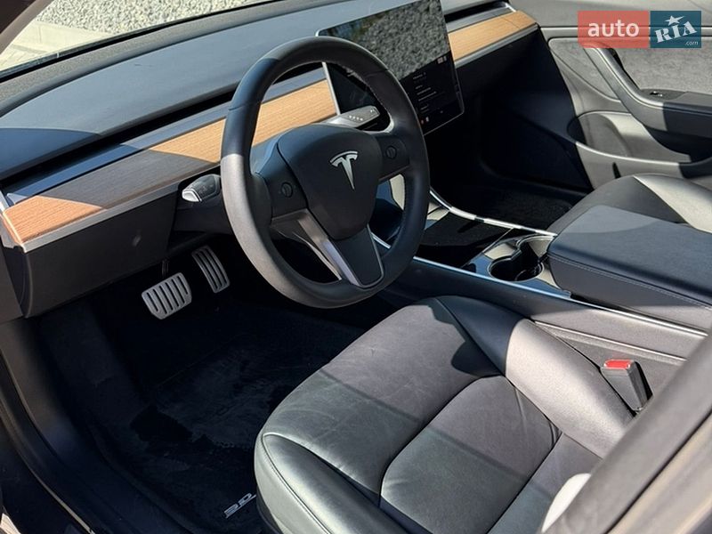 Седан Tesla Model 3 2020 в Львове