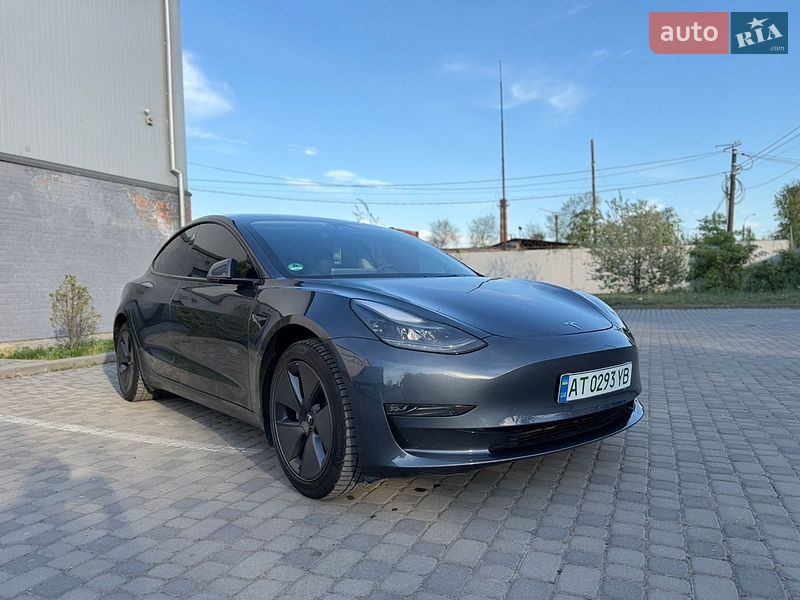 Седан Tesla Model 3 2023 в Івано-Франківську