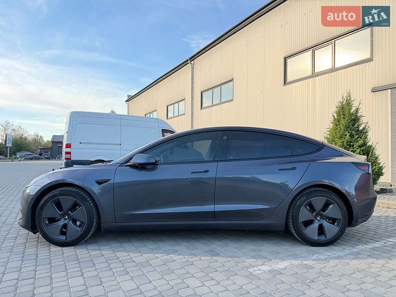 Седан Tesla Model 3 2023 в Івано-Франківську