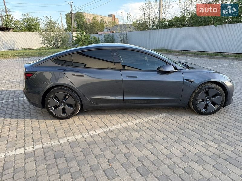 Седан Tesla Model 3 2023 в Івано-Франківську