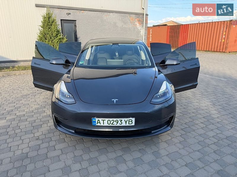 Седан Tesla Model 3 2023 в Івано-Франківську