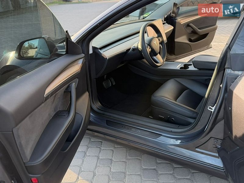 Седан Tesla Model 3 2023 в Івано-Франківську