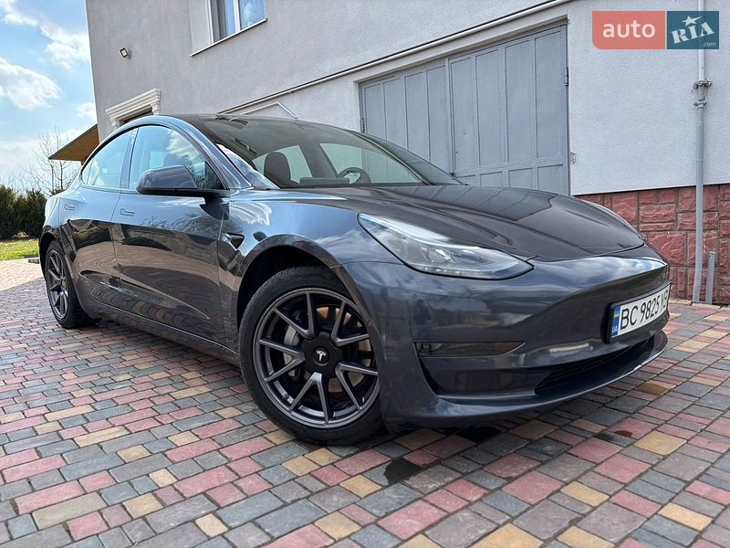 Седан Tesla Model 3 2021 в Львове