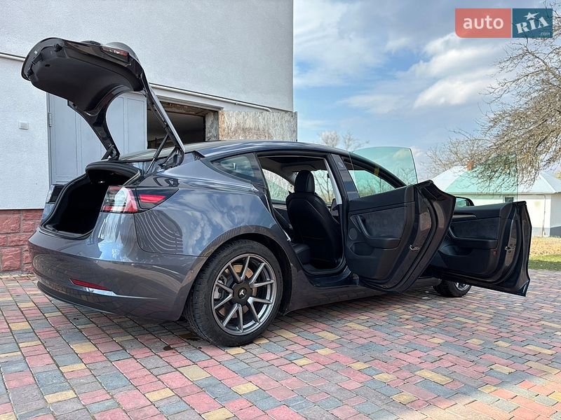 Седан Tesla Model 3 2021 в Львове