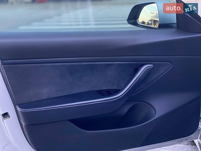 Седан Tesla Model 3 2018 в Києві