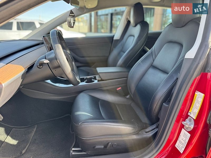 Седан Tesla Model 3 2019 в Луцке