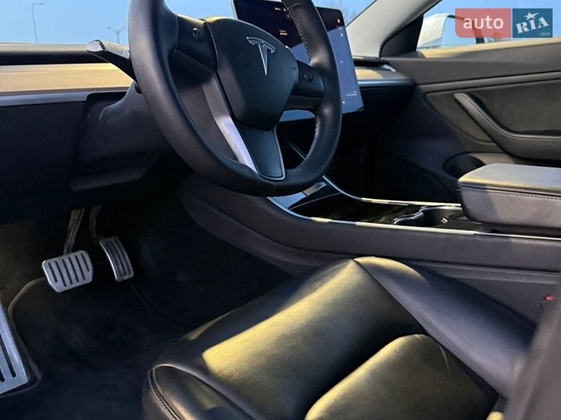 Седан Tesla Model 3 2019 в Львові