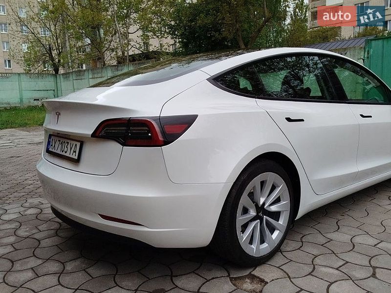 Седан Tesla Model 3 2023 в Луцке