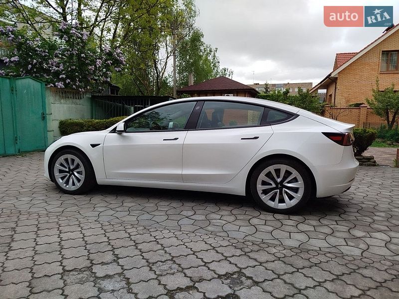 Седан Tesla Model 3 2023 в Луцке