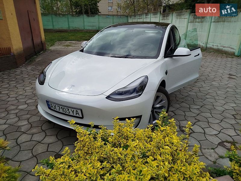 Седан Tesla Model 3 2023 в Луцке
