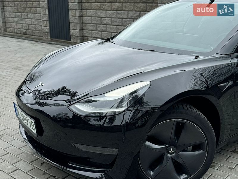 Седан Tesla Model 3 2019 в Дубні