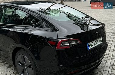 Седан Tesla Model 3 2019 в Дубні