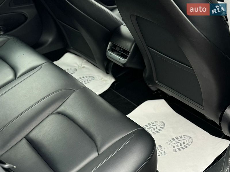 Седан Tesla Model 3 2019 в Дубні