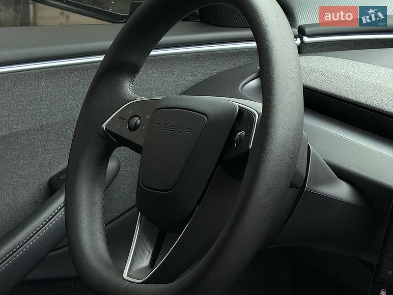 Седан Tesla Model 3 2024 в Черновцах