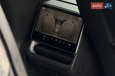 Седан Tesla Model 3 2024 в Черновцах