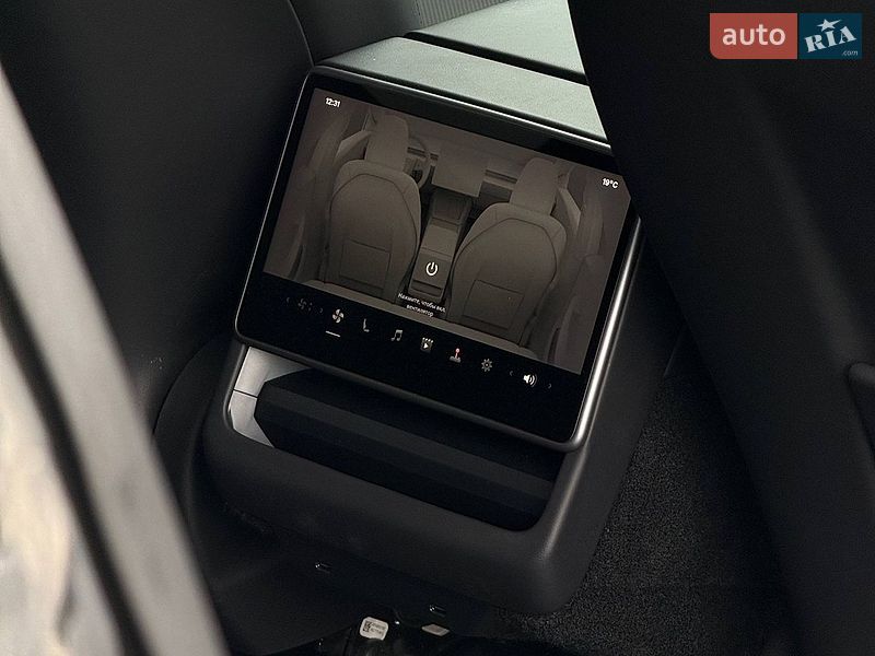 Седан Tesla Model 3 2024 в Черновцах