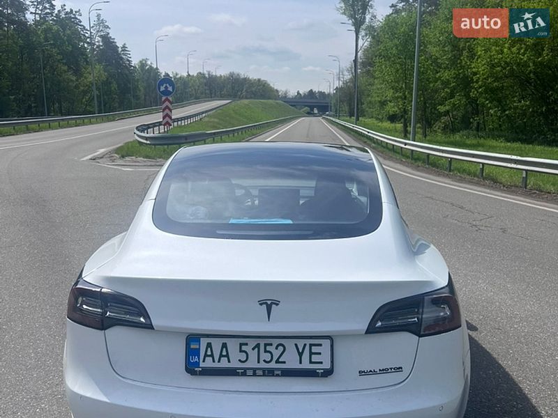 Седан Tesla Model 3 2021 в Киеве