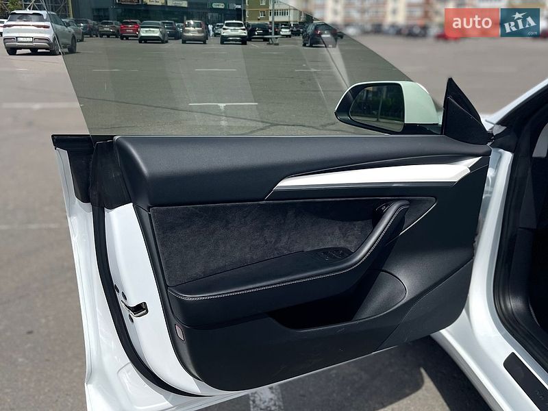 Седан Tesla Model 3 2022 в Киеве
