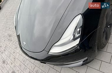 Седан Tesla Model 3 2019 в Дубні
