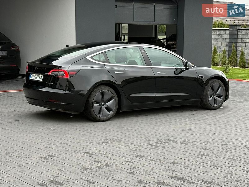 Седан Tesla Model 3 2019 в Дубні