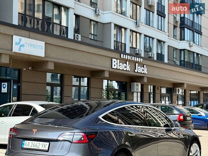 Седан Tesla Model 3 2019 в Львові