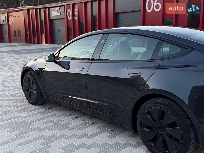 Седан Tesla Model 3 2024 в Львове