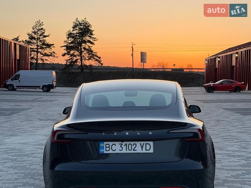 Седан Tesla Model 3 2024 в Львове