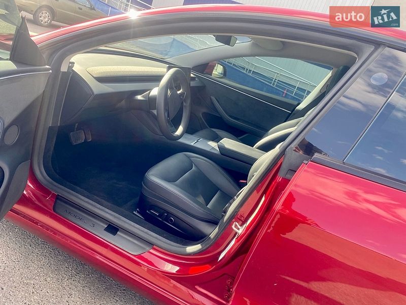 Седан Tesla Model 3 2024 в Чернигове