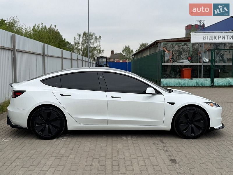 Седан Tesla Model 3 2025 в Дубно