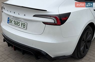 Седан Tesla Model 3 2025 в Дубно