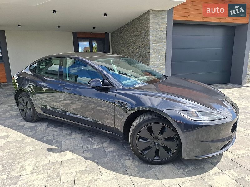 Седан Tesla Model 3 2025 в Ровно