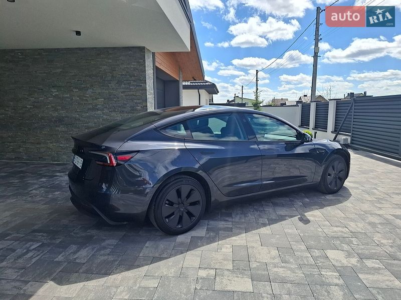 Седан Tesla Model 3 2025 в Ровно