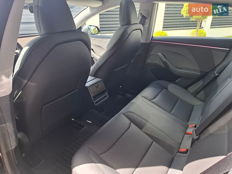 Седан Tesla Model 3 2025 в Ровно