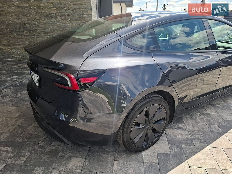 Седан Tesla Model 3 2025 в Ровно