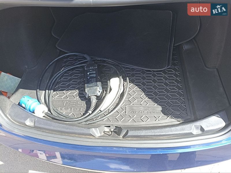 Седан Tesla Model 3 2018 в Луцке