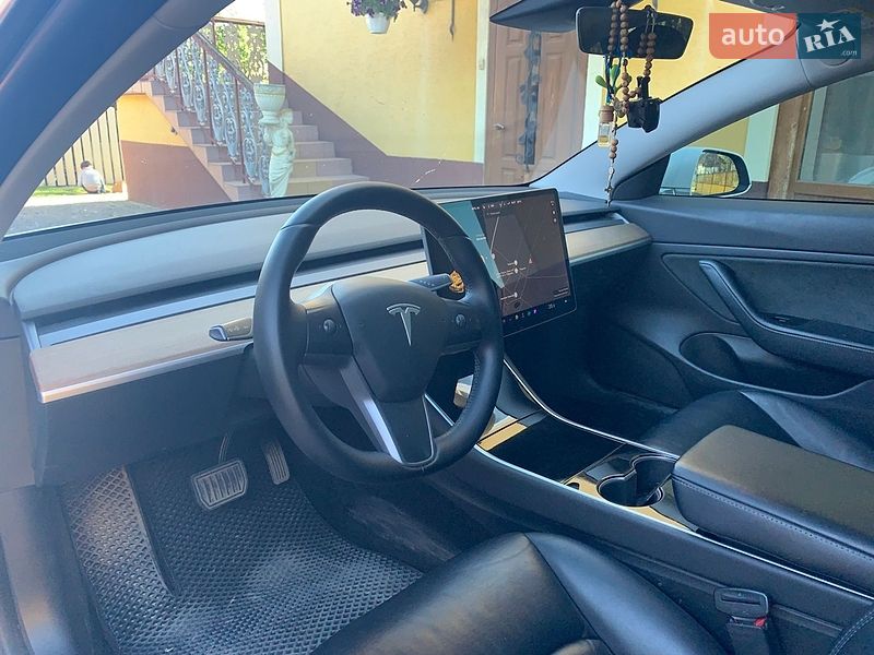 Седан Tesla Model 3 2019 в Львове