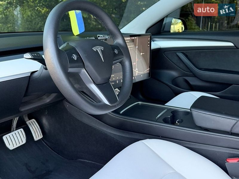 Седан Tesla Model 3 2021 в Львове