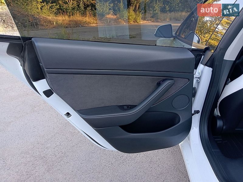 Седан Tesla Model 3 2022 в Кривом Роге