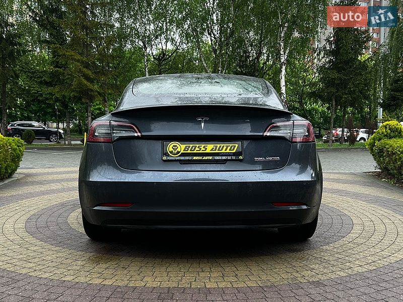 Седан Tesla Model 3 2021 в Львове