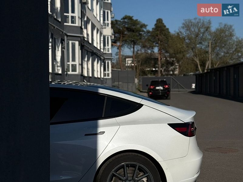 Седан Tesla Model 3 2022 в Чернігові