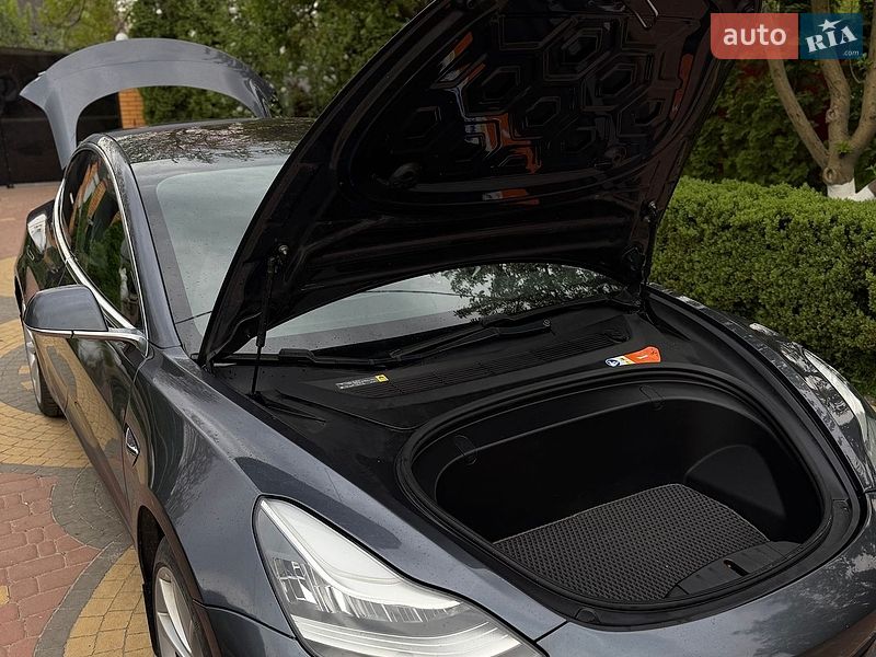 Седан Tesla Model 3 2018 в Броварах