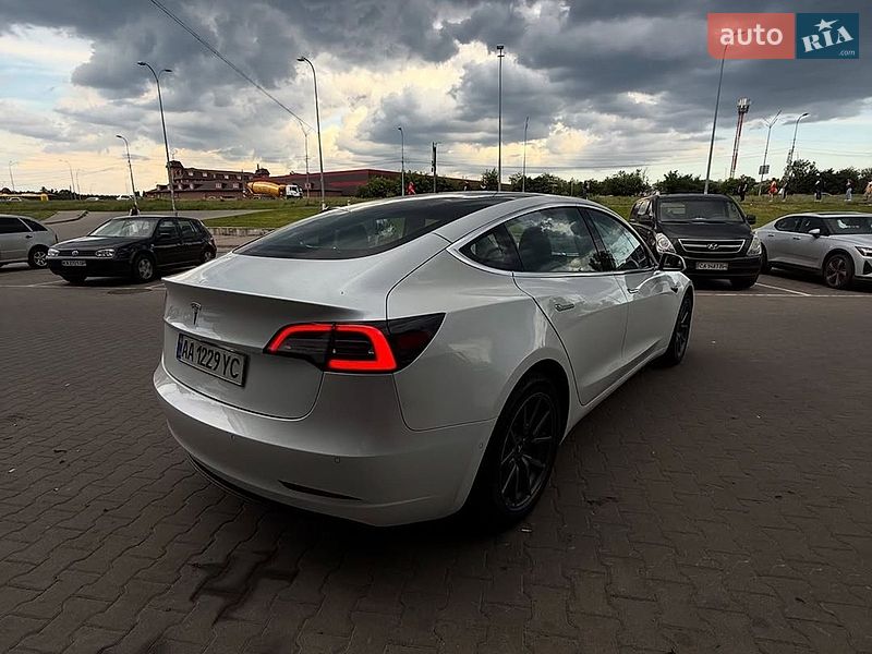 Седан Tesla Model 3 2019 в Києві