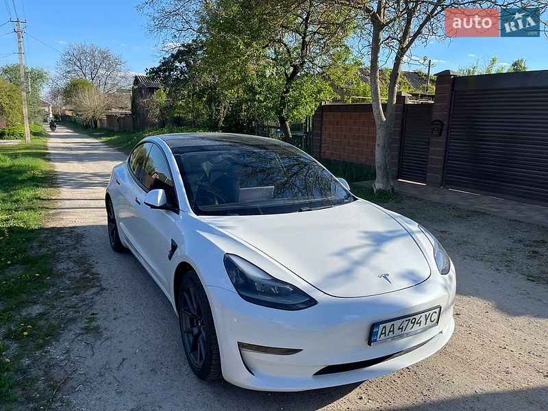 Седан Tesla Model 3 2021 в Киеве