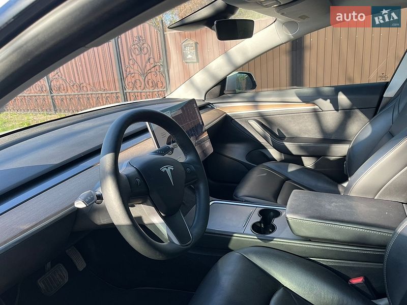 Седан Tesla Model 3 2021 в Киеве